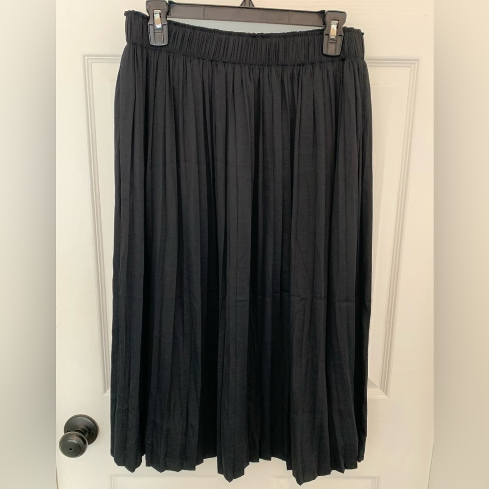 Black pleated dress that falls just below the knee. Gap only been worn twice.